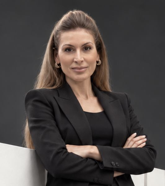 Dra. Patrícia Leite, de blazer preto